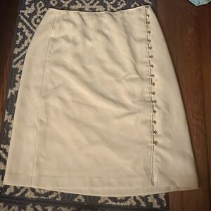 3/$25 🤍 Talbots Cream Midi Skirt Size 6 Button Detail